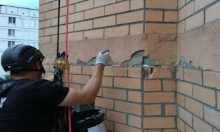 Обследование фасада здания в Волжском в октябре